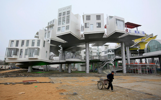 Illustration for article titled The Savagely Strange Architecture of the Shanghai Expo